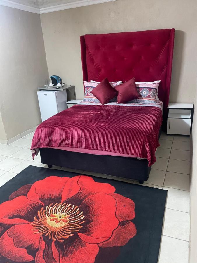 Super Classic Guest House Pretoria Exterior photo